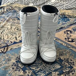 LUXE SPORT White Leather Snow Boots. Worn Once-Pristine. Size 38-40; size 9